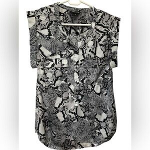TROUVÉ Nordstom Womens Short Sleeve Snake Print Blouse Size XSmall NWOT